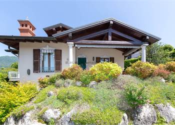 villa  a due minuti dal centro e dal lago 