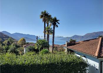 schönes Einfamilienhaus mit Terrasse mit Seeblick