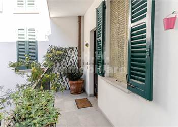 Hübsche Wohnung in einem Innenhof in Laveno-Mombel