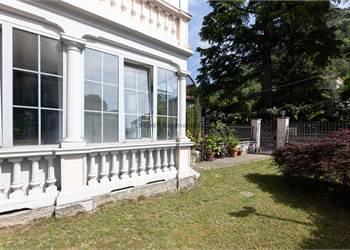 Large portion of house with garden, tavern and parking spaces