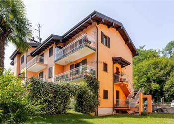 zweistöckige Wohnung mit Garage und  kleiner Grünfläche