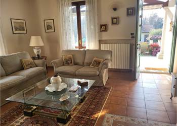 villa  a due minuti dal centro e dal lago 