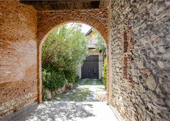 Appartamento in corte storica con box e camino